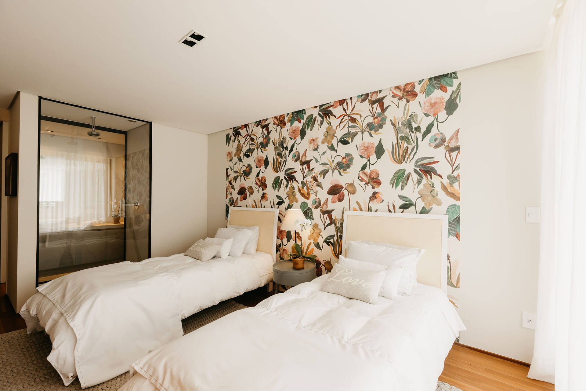 Standard-Twin-1 - Apartamento duplo com vista das montanhas. A suíte possui tv de 42 polegadas, cama king size, amenities trosseau, ar condicionado, peças de enxoval 300 fios e edredom de