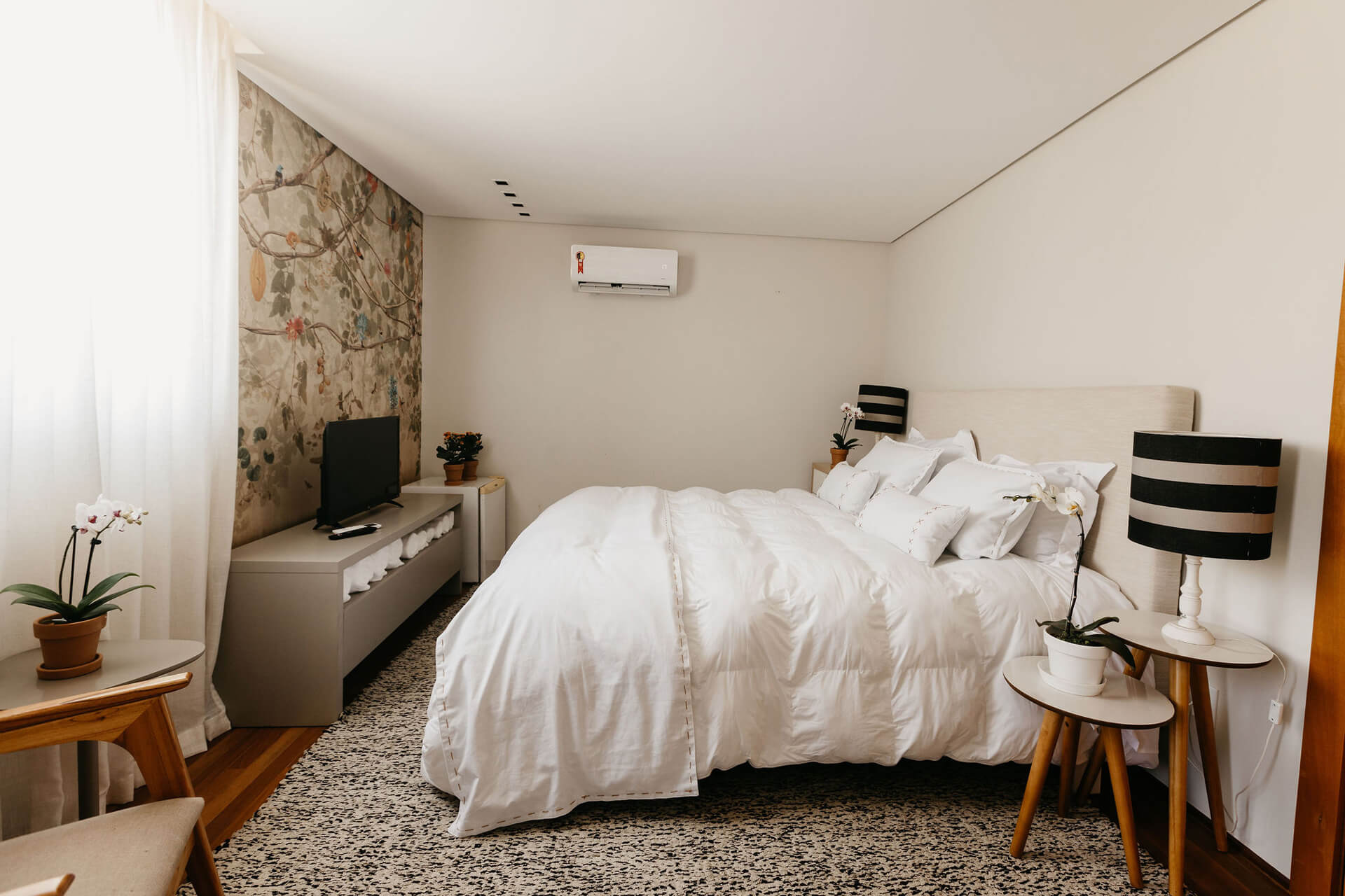 Suite - Aconchegante suite. A suíte possui tv de 42 polegadas, cama king size, amenities trosseau, ar condicionado, peças de enxoval 300 fios e edredom de 230 fios.